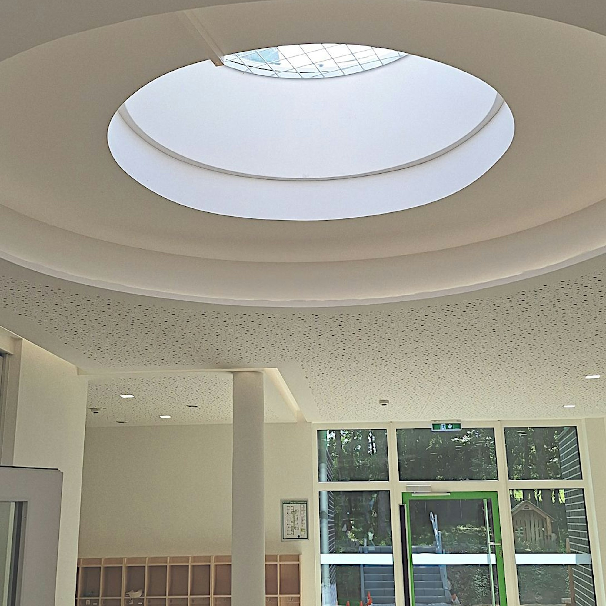 Durch eine Glaskuppel in der Decke fällt Licht in den Flur.