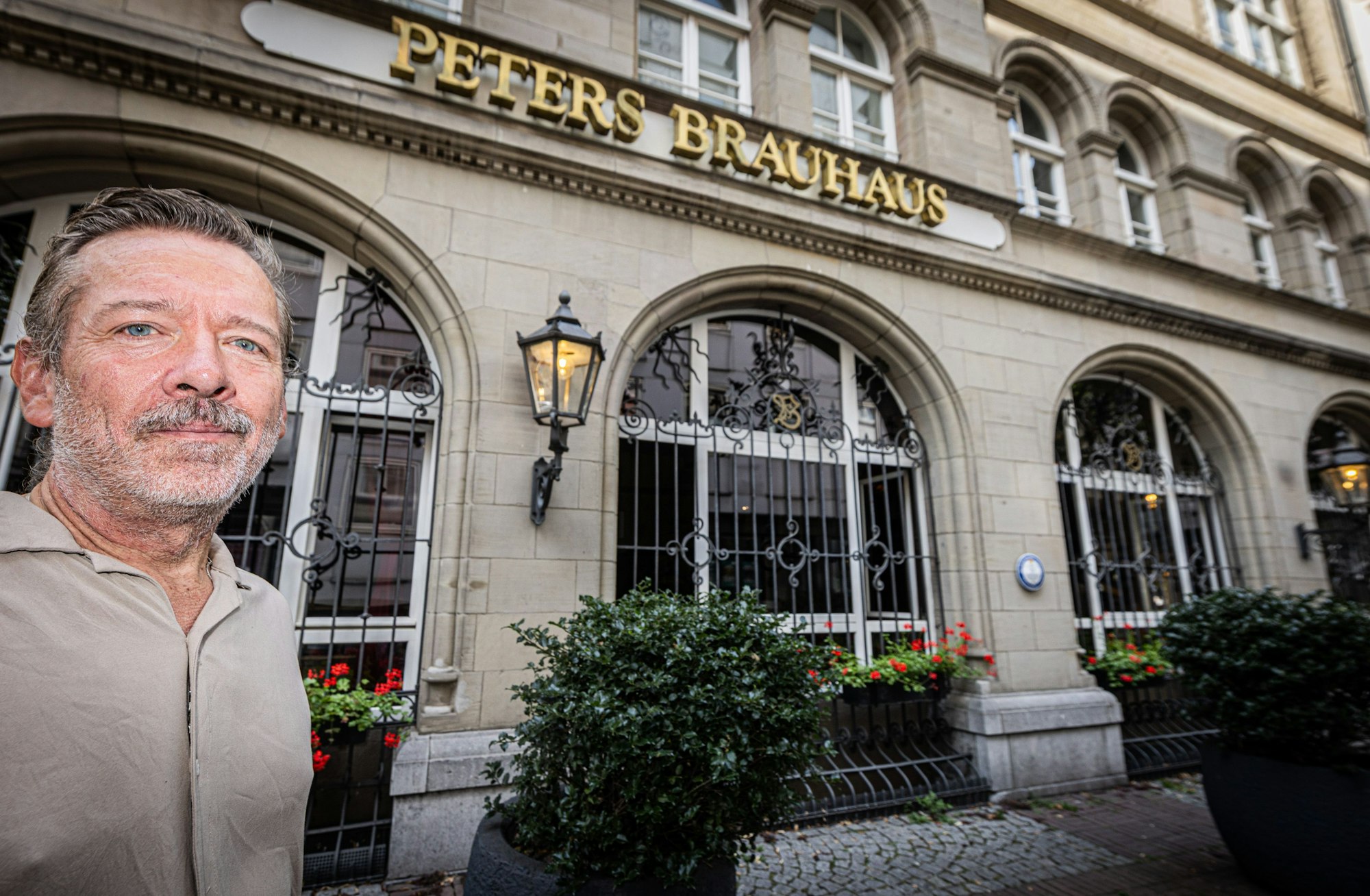 Früherer Azubi: Mike Tebert vor dem Peters Brauhaus, in dem das „Chez Alex“ bis 1993 beheimatet war.
