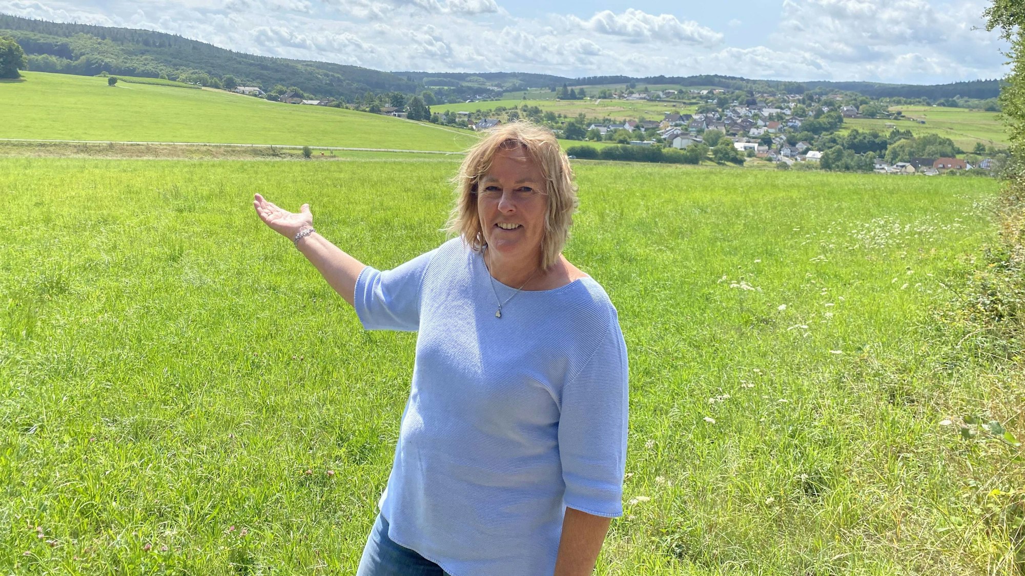 Ortsvorsteherin Ilka Rick über ihrem Heimatort Queckenberg, idyllisch eingebettet in Wald, Wiesen, Feldern.