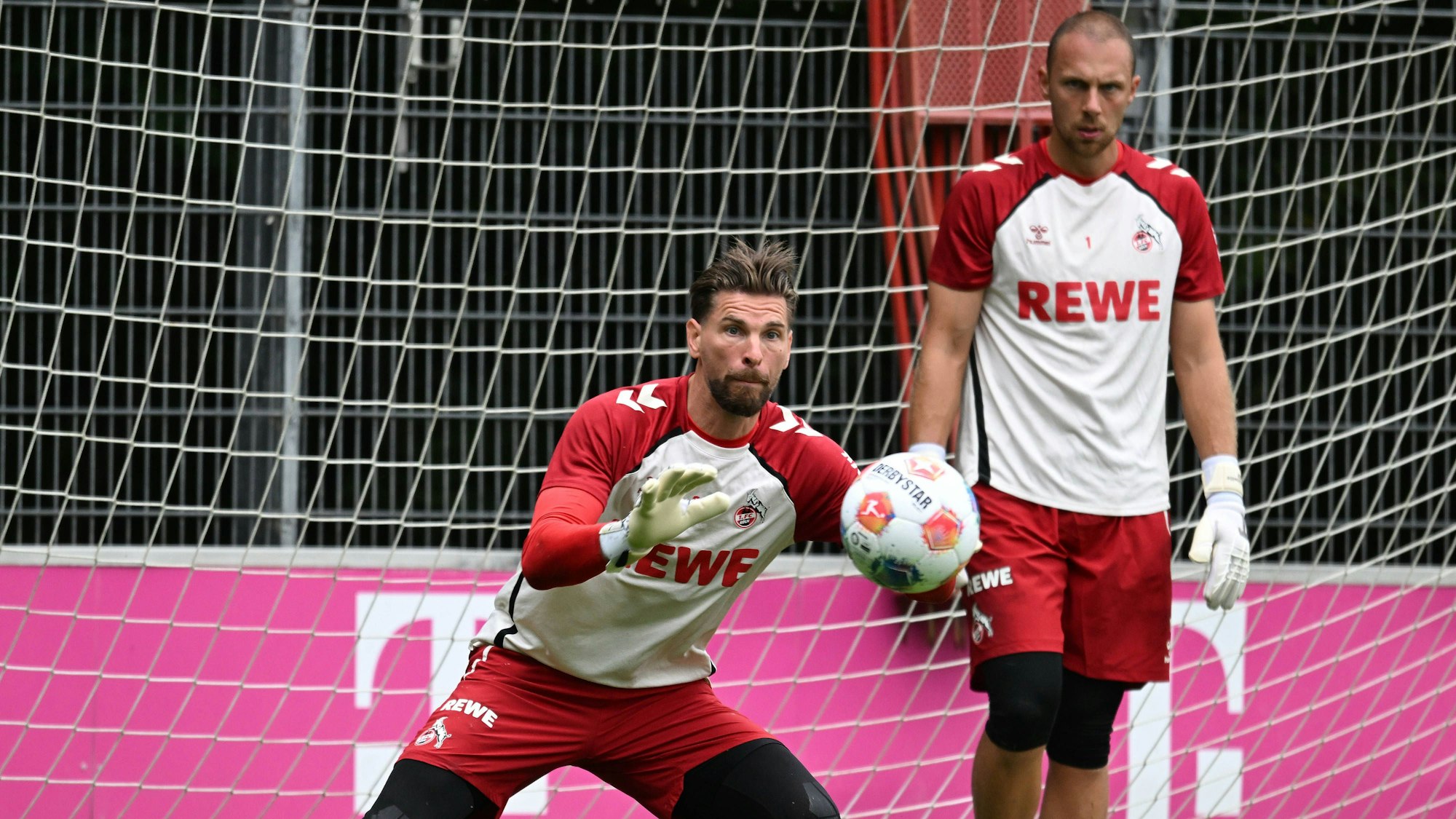 FC-Neuzugang Ron Robert Zieler (vorn) und die Nummer eins Marvin Schwäbe beim gemeinsamen Torwarttraining.