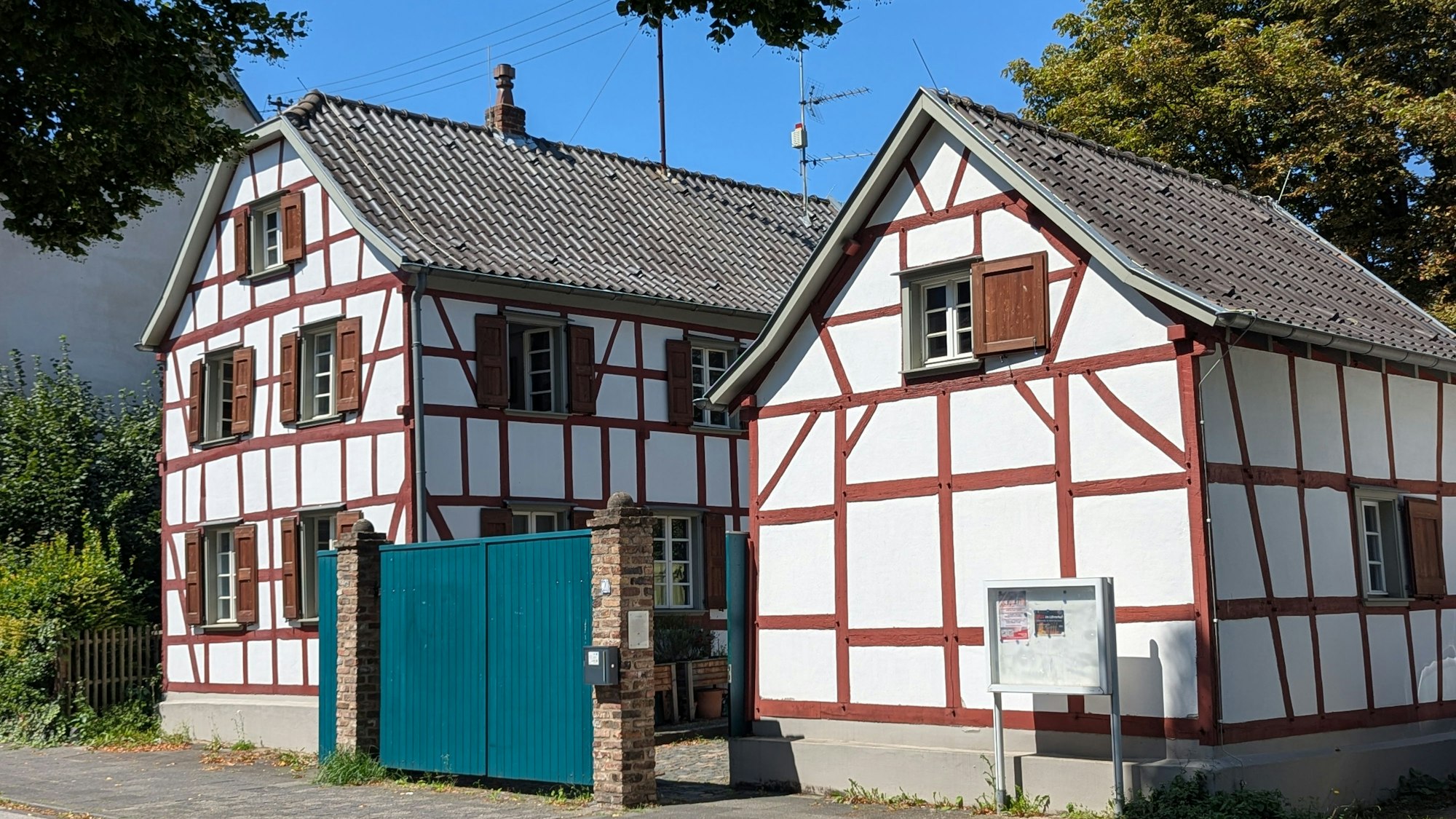 Zu sehen ist der Löhrerhof in Hürth, ein Fachwerkhaus.