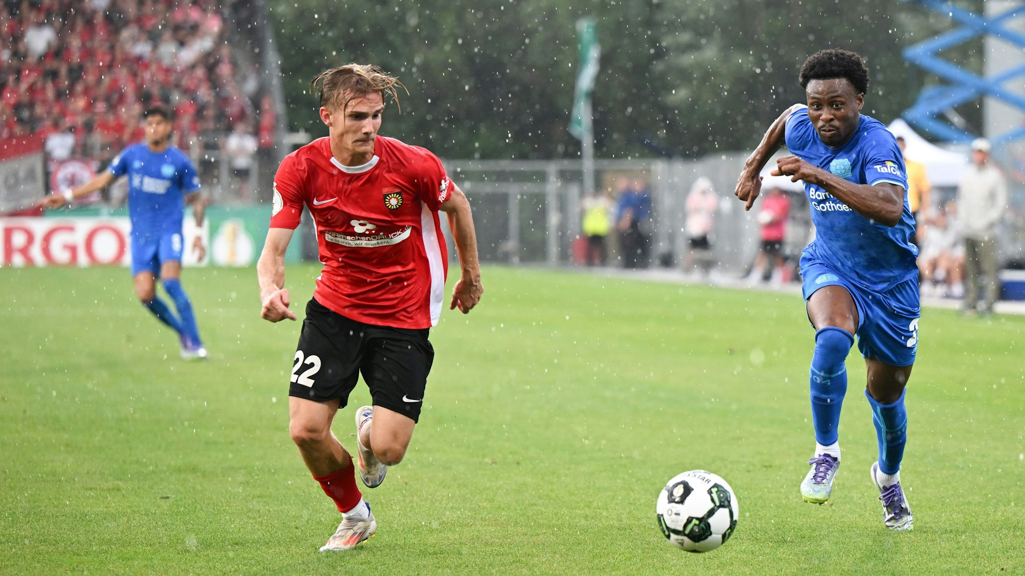 Zunächst regnete es beim Bayer-Spiel in Leverkusen, dann kamen Hagel, Donner und Sturmböen dazu.