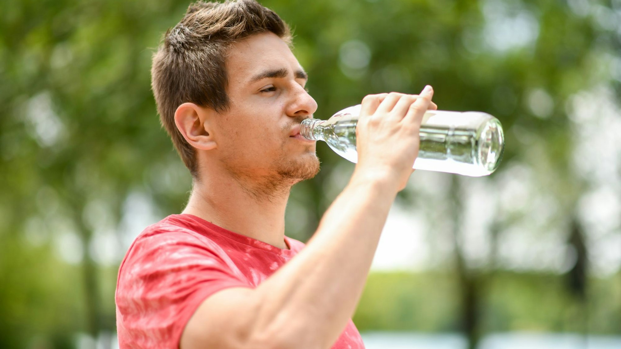 Wird Wasser kühl, dunkel und trocken gelagert, ist es auch viele Monate nach dem Ablauf des Mindesthaltbarkeitsdatums noch trinkbar.