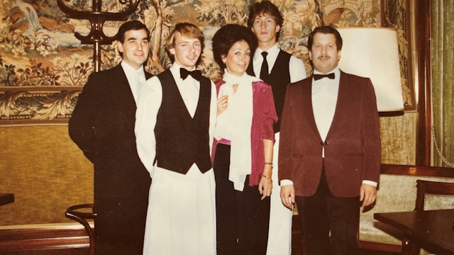 Rachel Silberstein ist im Chez Alex die mitunter gefürchtete Grand Dame. links im Bild Maitre Johannes Kokjé.