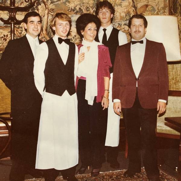 Rachel Silberstein ist im Chez Alex die mitunter gefürchtete Grand Dame. links im Bild Maitre Johannes Kokjé.