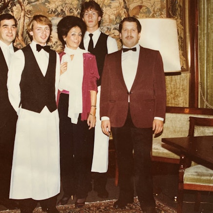 Rachel Silberstein ist im Chez Alex die mitunter gefürchtete Grand Dame. links im Bild Maitre Johannes Kokjé.