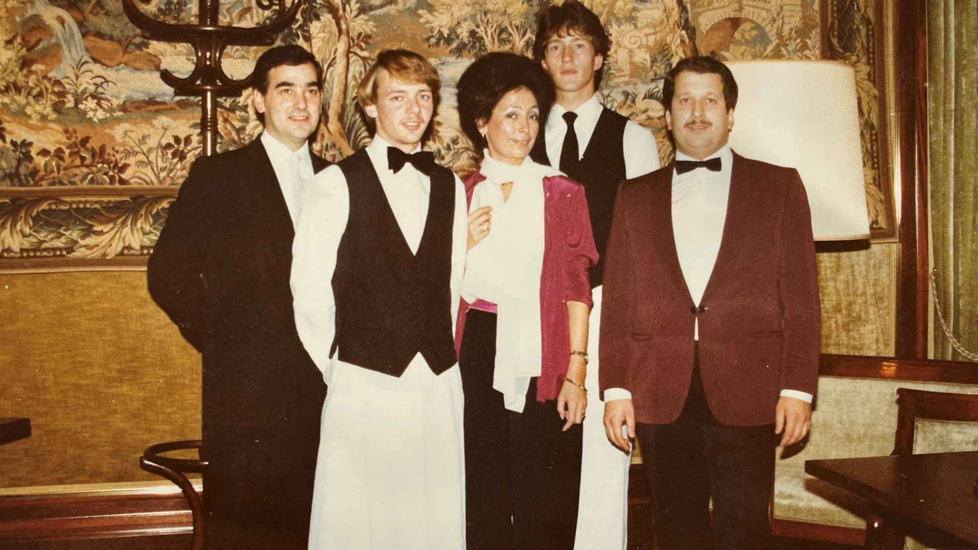 Rachel Silberstein ist im Chez Alex die mitunter gefürchtete Grand Dame. links im Bild Maitre Johannes Kokjé.