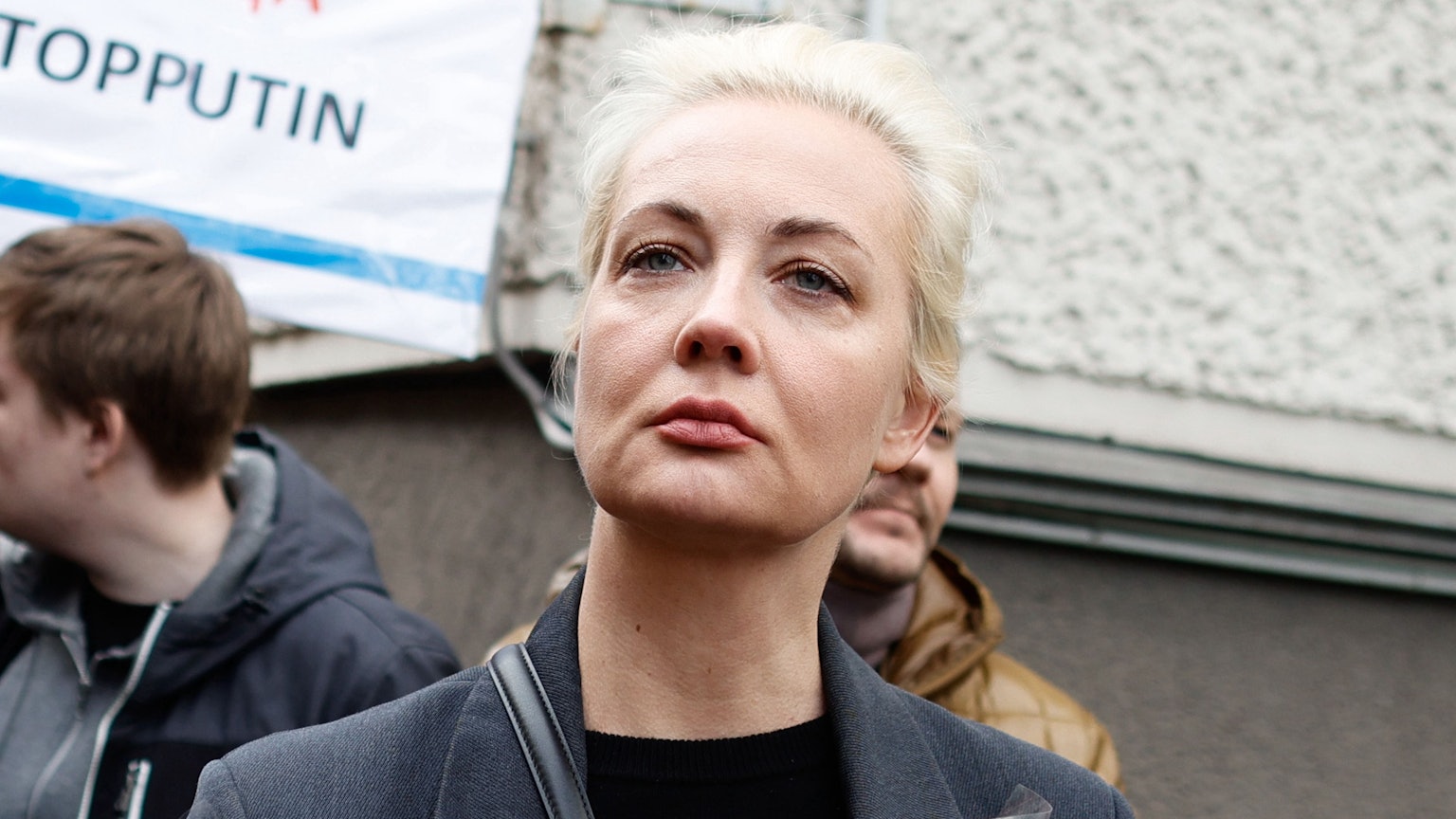 Julia Nawalnaja, Witwe von Alexej Nawalny, steht in einer Warteschlange vor der russischen Botschaft in Berlin.