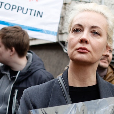 Julia Nawalnaja, Witwe von Alexej Nawalny, steht in einer Warteschlange vor der russischen Botschaft in Berlin.