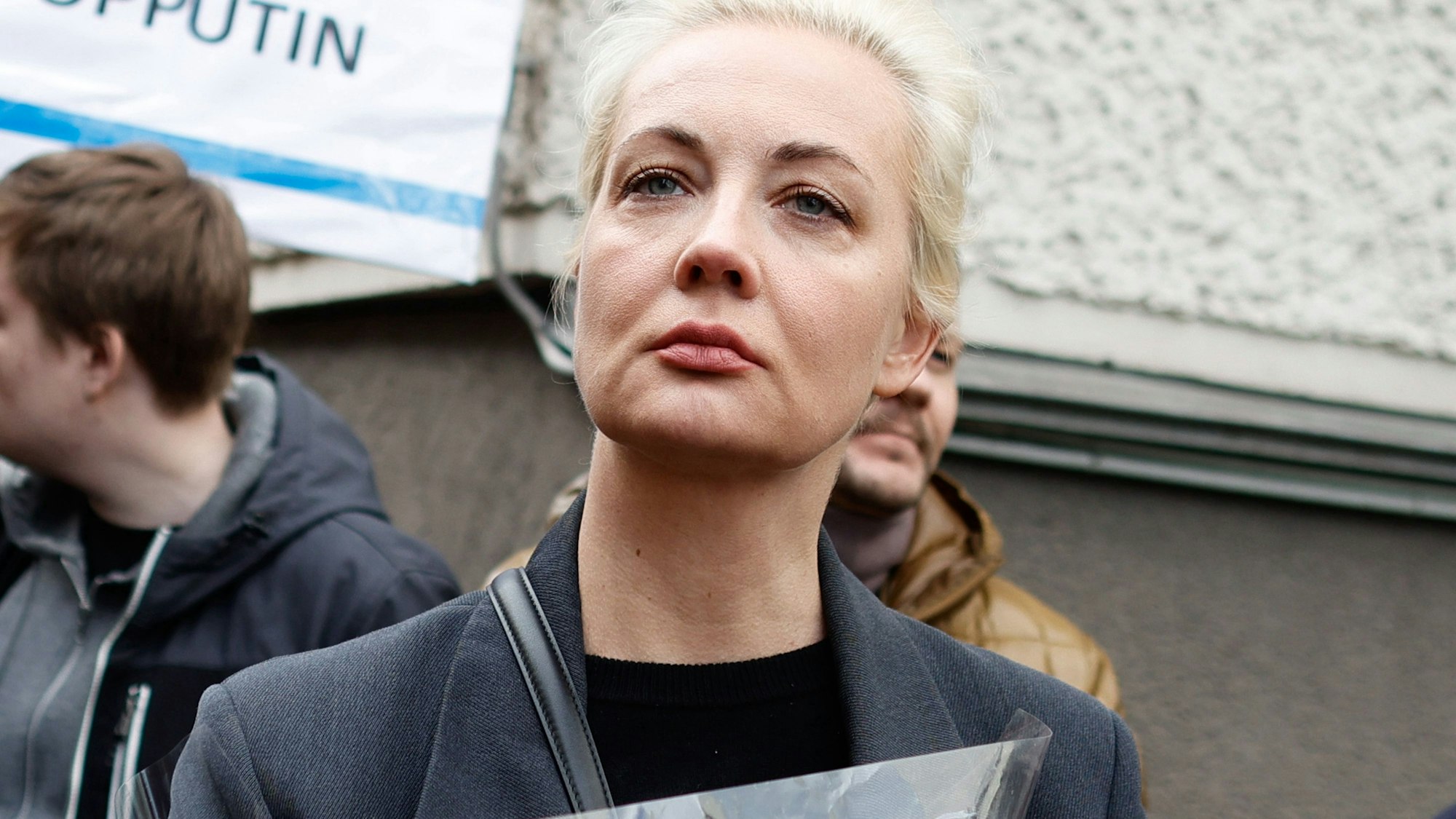 Julia Nawalnaja, Witwe von Alexej Nawalny, steht in einer Warteschlange vor der russischen Botschaft in Berlin.