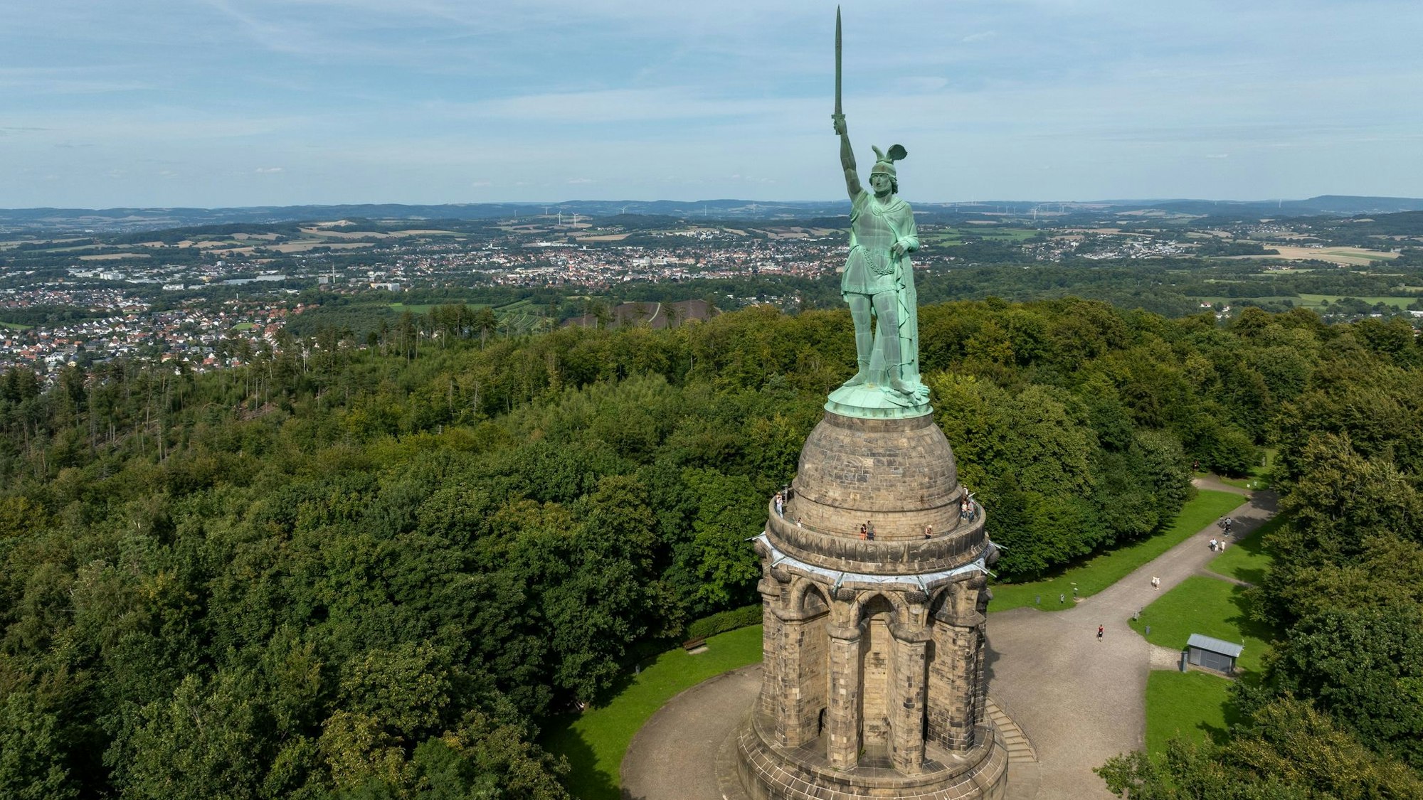 Blick per Drohne auf das Hermannsdenkmal, Deutschlands größte Statue, in den Höhen des Teutoburger Waldes