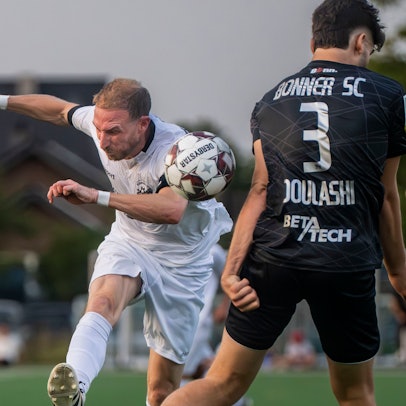 Das Bild zeigt Moritz Hartmann bei einem Schuss.