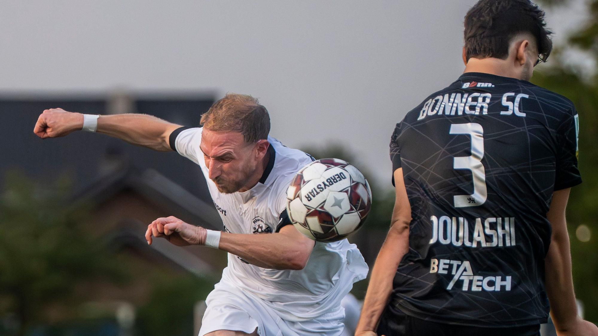 Das Bild zeigt den ehemaligen Bundesligaspieler Moritz Hartmann beim Schussversuch.