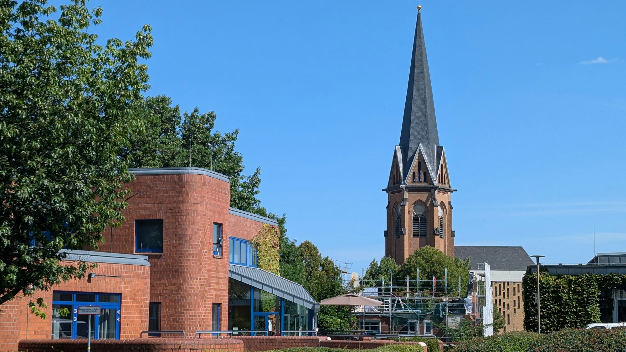 Das Jugendzentrum und der Pfarrkirche St. Severin in Hürth.