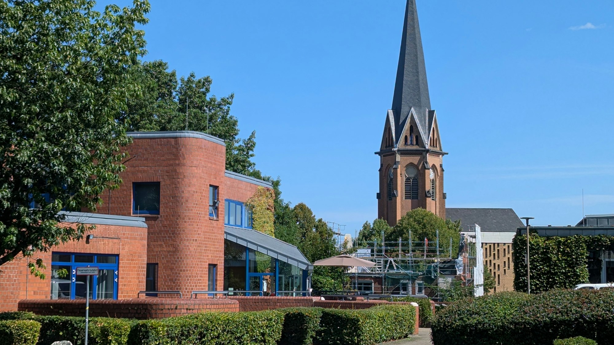 Das Jugendzentrum und die Pfarrkirche St. Severin.