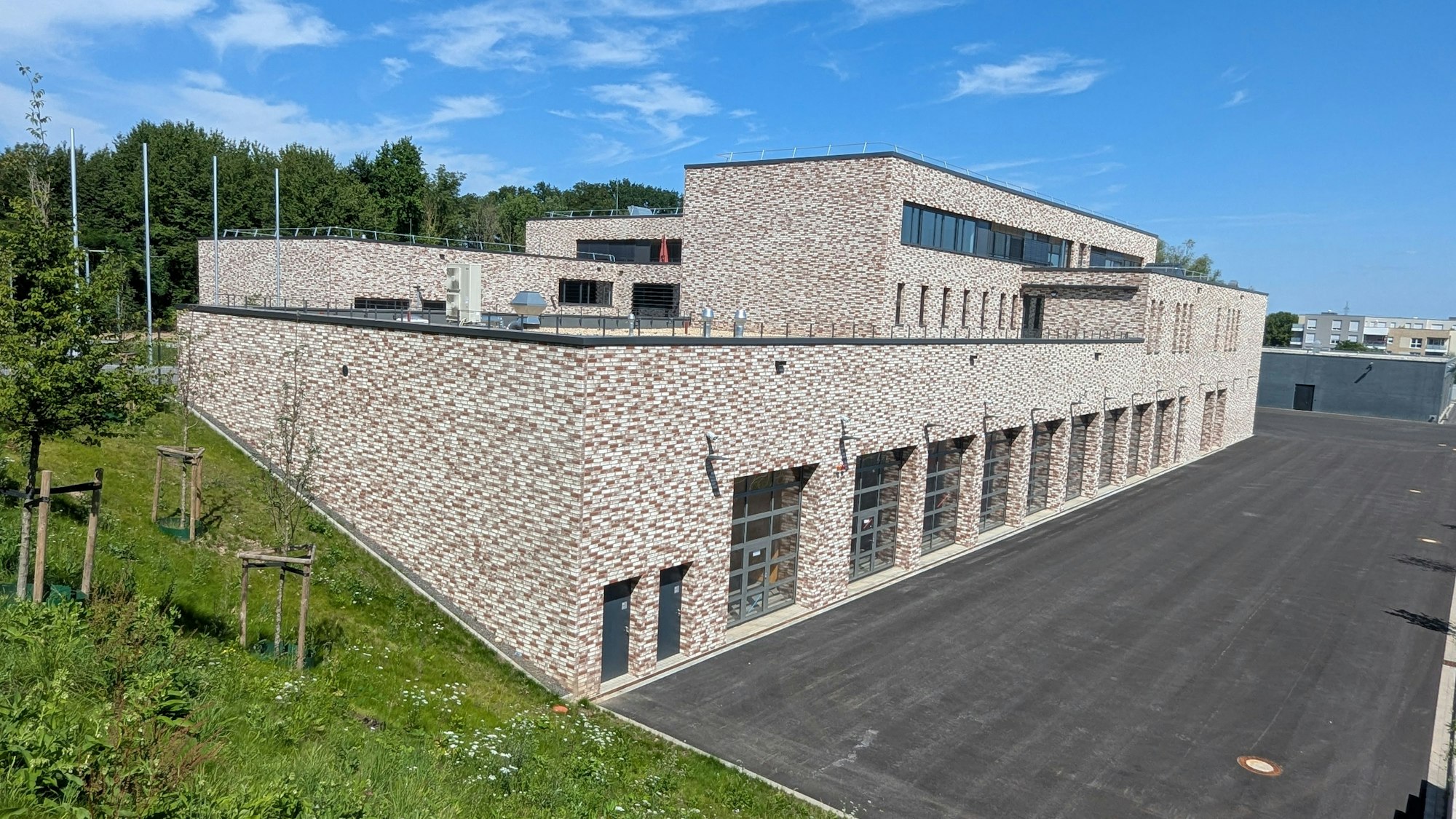 Zu sehen ist die neue Rettungs- und Feuerwache Hermülheim.