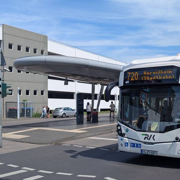 Das Foto zeigt einen Stadtbus der Linie 720, der gerade vom Busbahnhof in Hürth-Mitte aus losfährt.