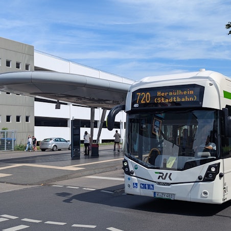 Das Foto zeigt einen Stadtbus der Linie 720, der gerade vom Busbahnhof in Hürth-Mitte aus losfährt.