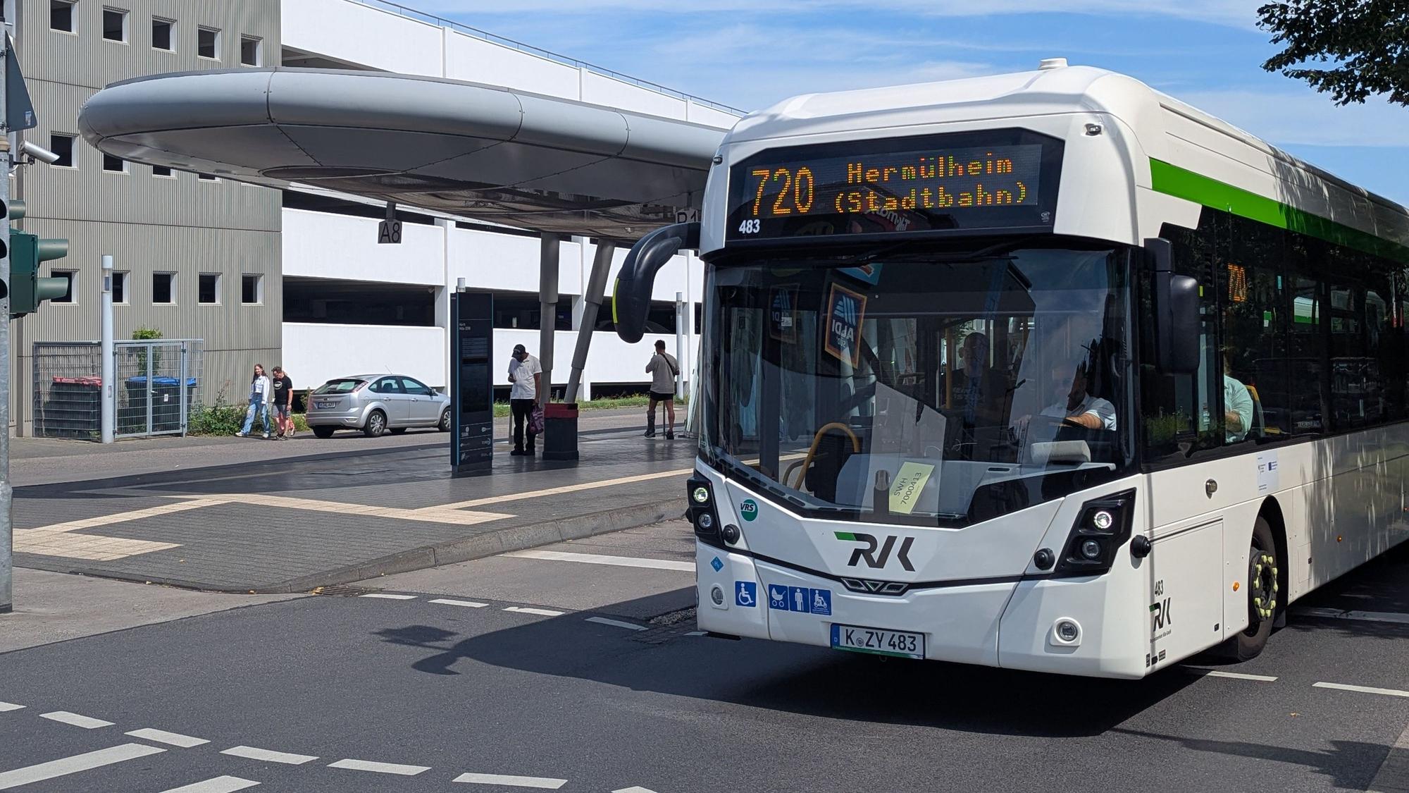Das Foto zeigt einen Stadtbus der Linie 720, der gerade vom Busbahnhof in Hürth-Mitte aus losfährt.