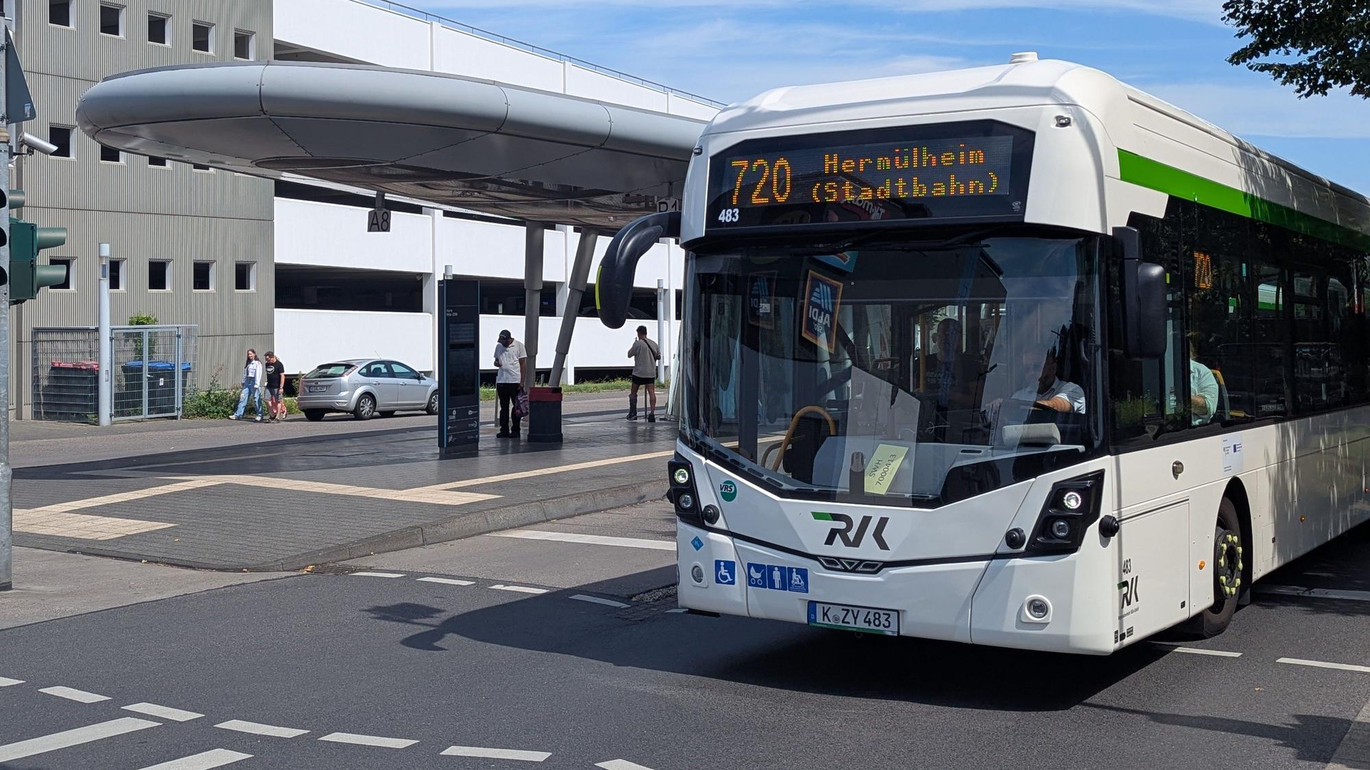 Das Foto zeigt einen Wasserstoffbus der RVK am Busbahnhof in Hürth-Mitte.
