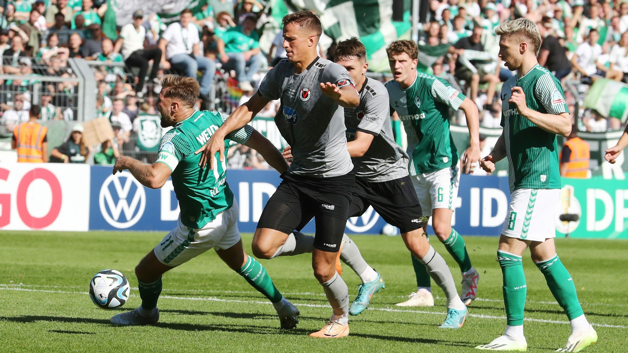 Spieler von Viktoria und Werder kämpfen um den Ball.