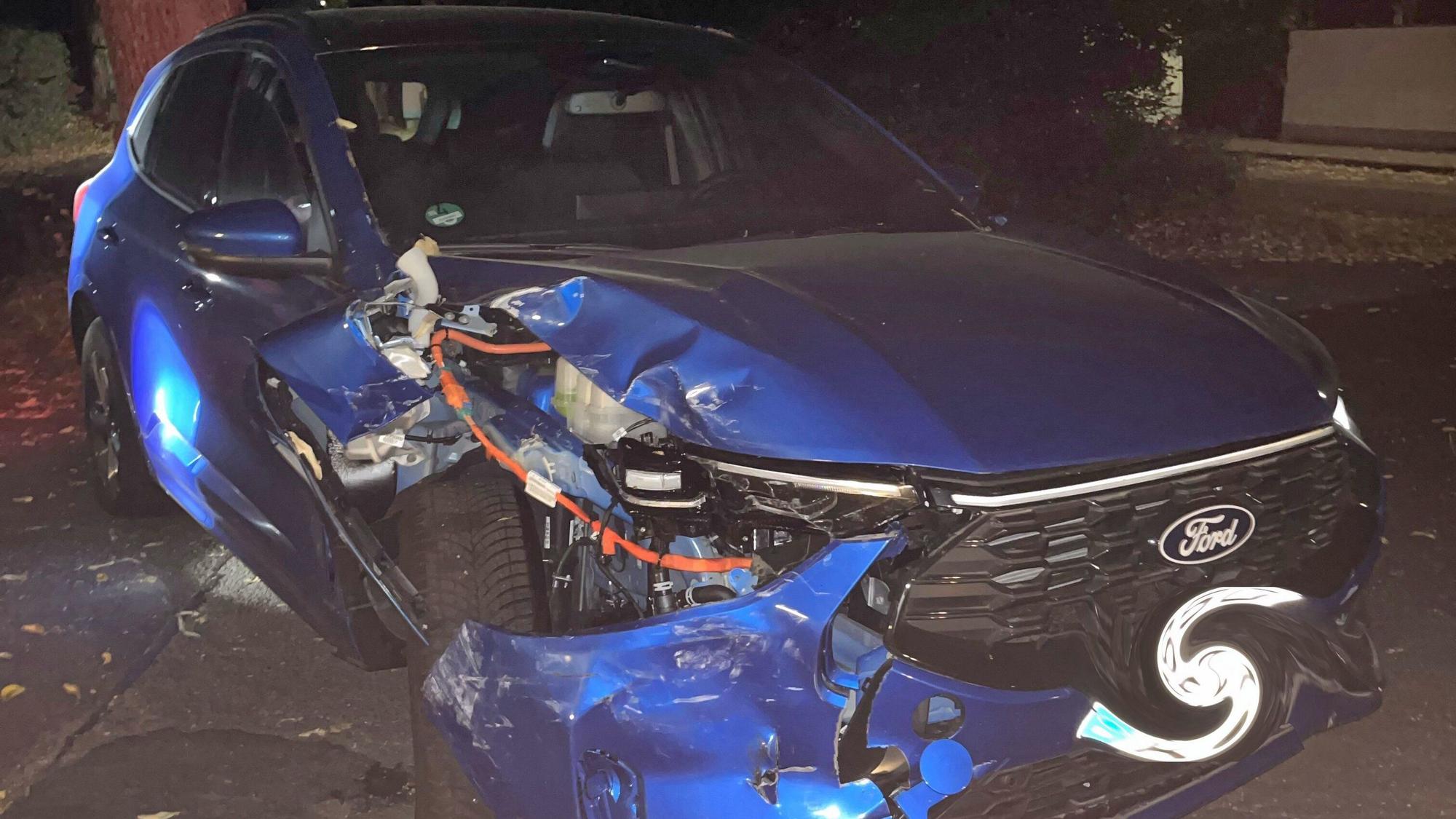 Das entwendete Fahrzeug steht schwer beschädigt auf der Margaretenhöhe in Bergisch Gladbach.