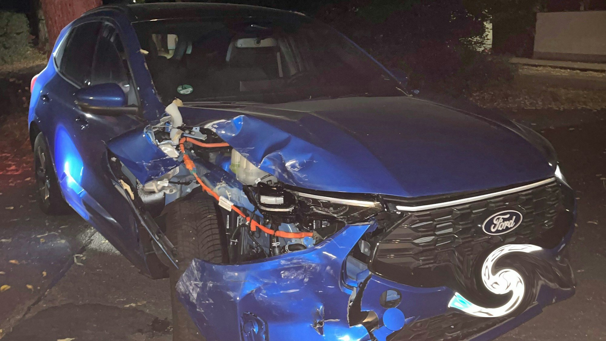 Das entwendete Fahrzeug steht schwer beschädigt auf der Margaretenhöhe in Bergisch Gladbach.