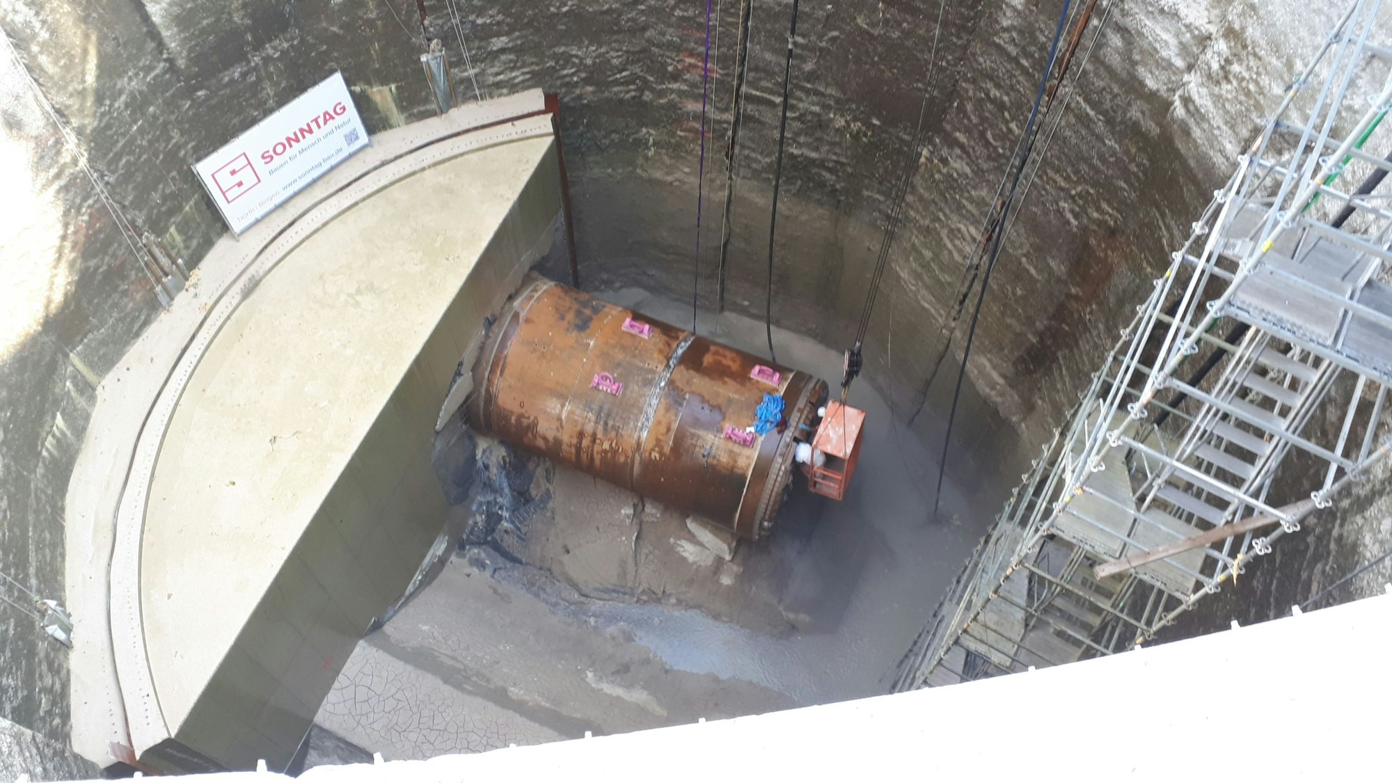 Nachmittags lag das Vortriebsgerät noch auf dem Boden des Grubenbauwerks.