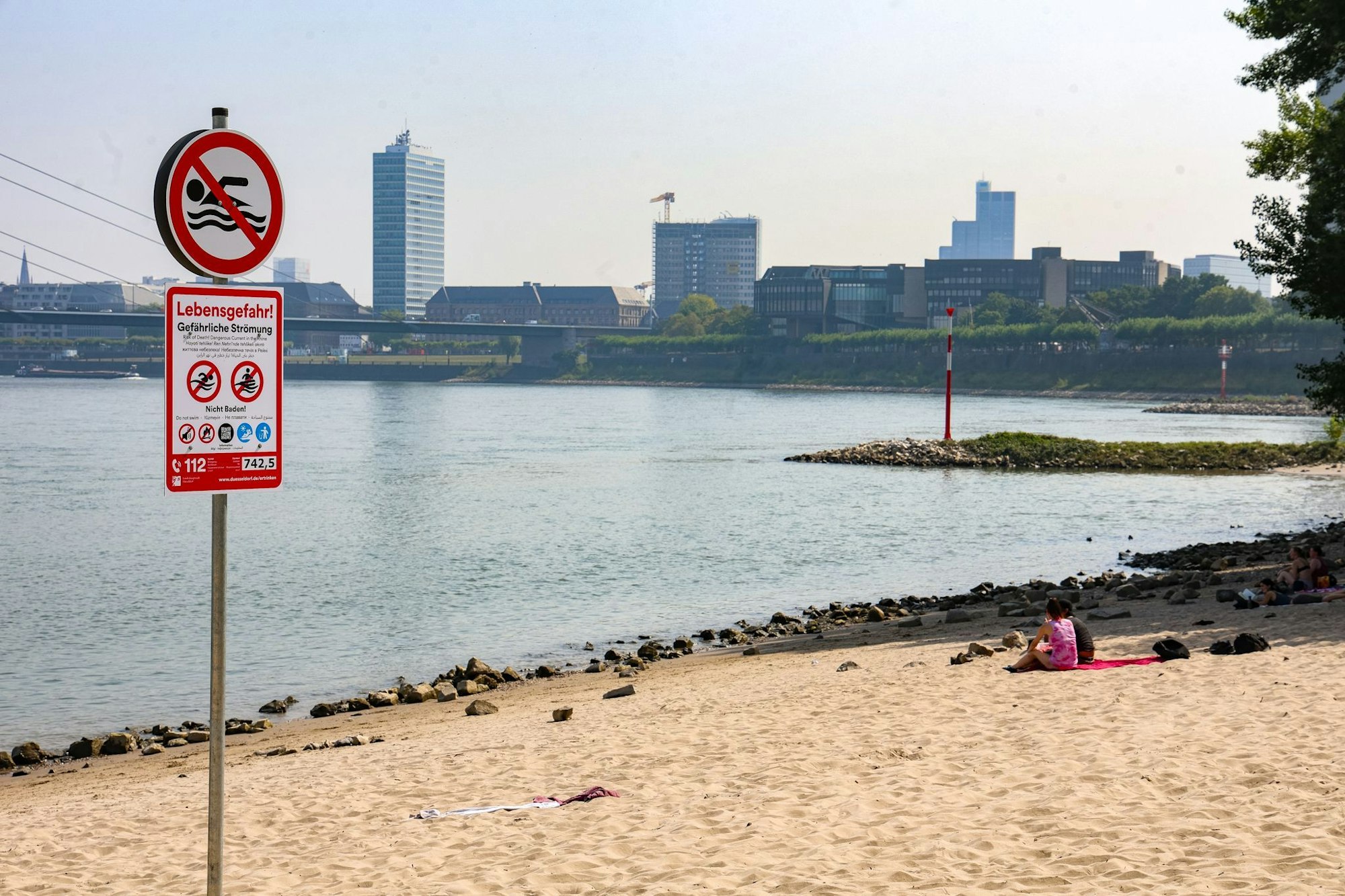 In Düsseldorf ist das Baden im Rhein verboten. (Archivbild)