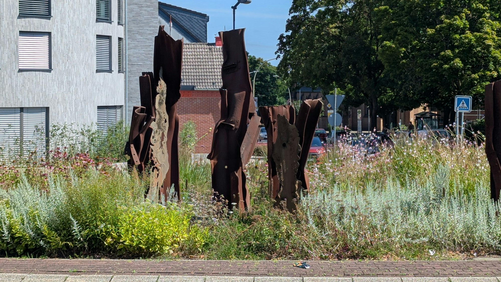 Zu sehen ist der Kreisverkehr Friedrich-Ebert-Straße/Bonnstraße mit Stahlskulpturen von Linda Cunningham.