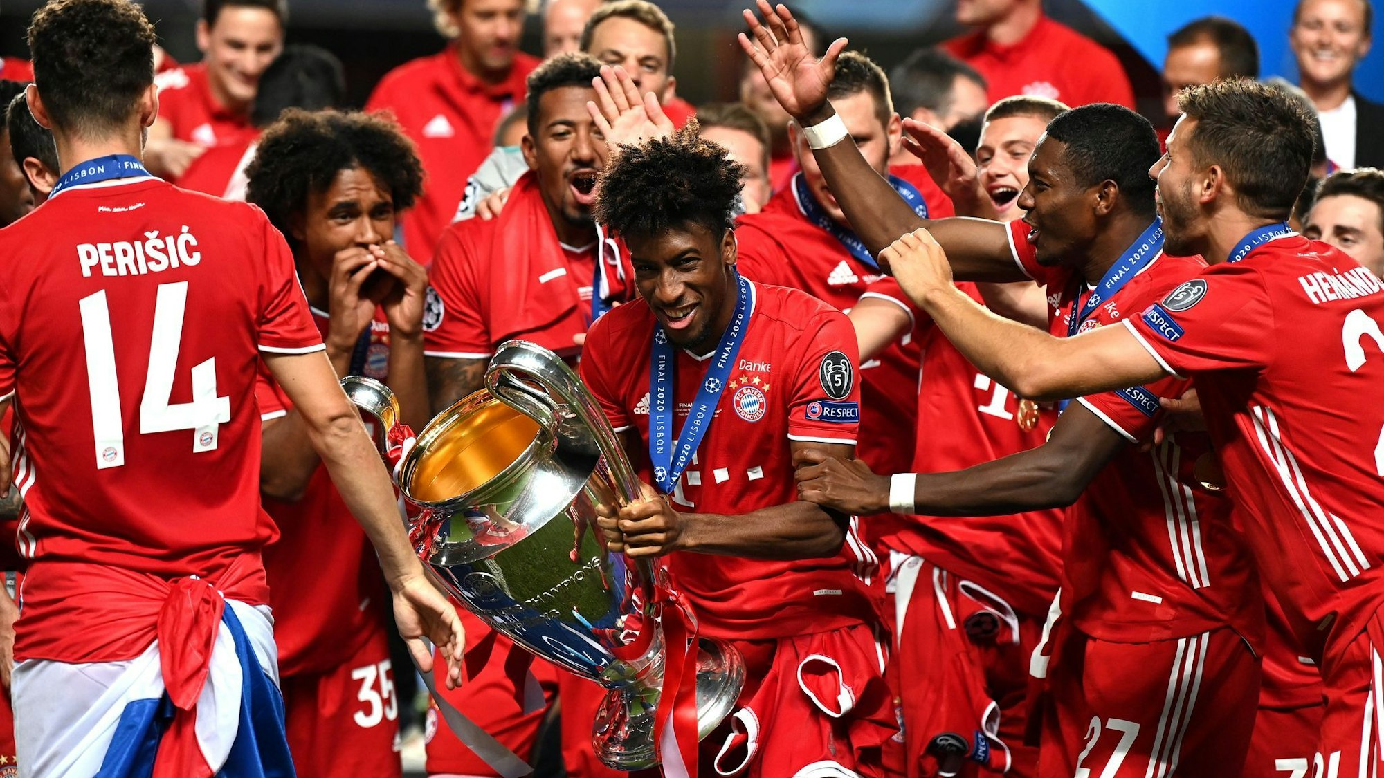 Kingsley Coman mit dem Champions-League-Pokal 2020 in Lissabon.