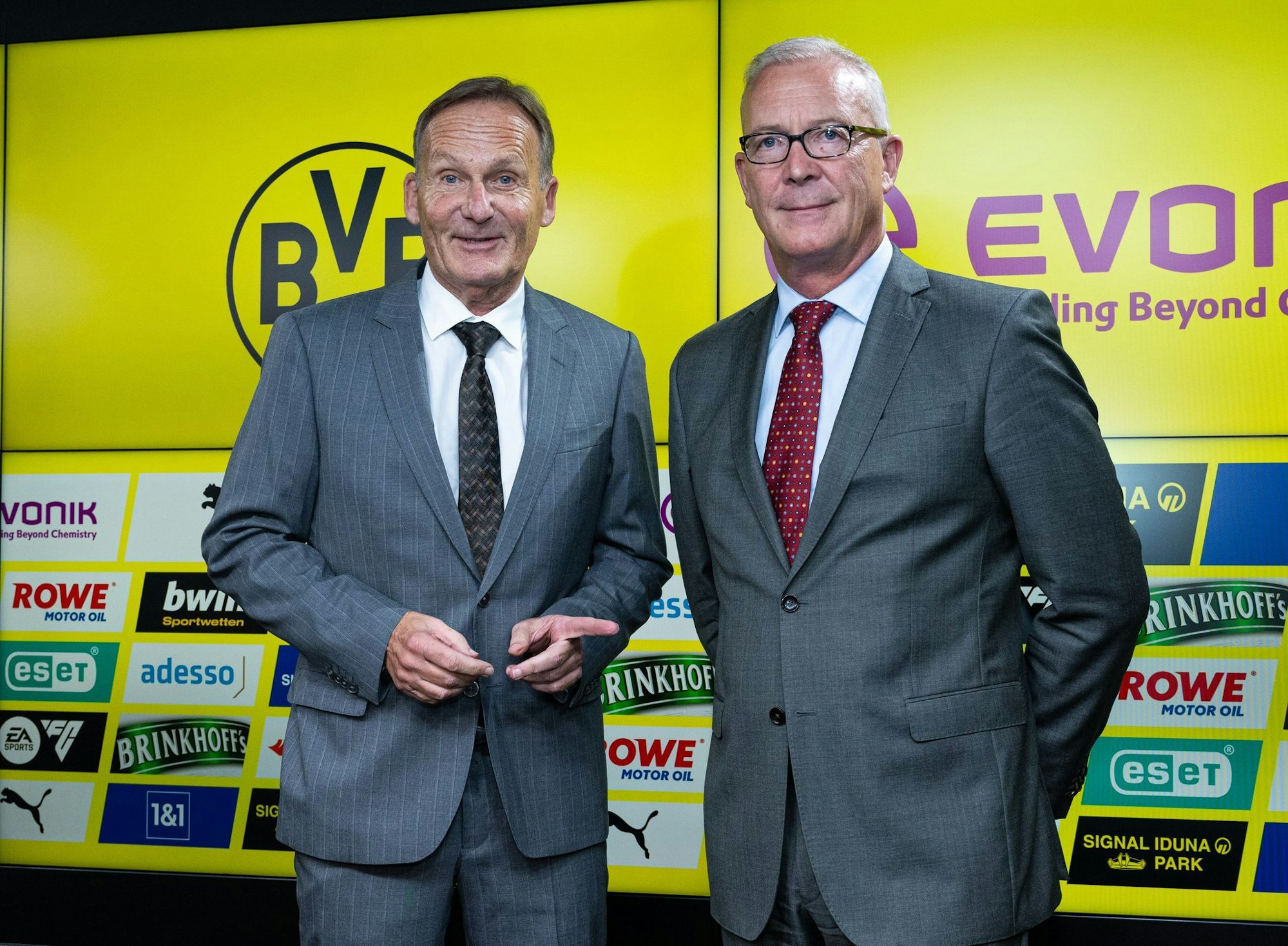 Hans-Joachim Watzke (l.) präsentiert zum letzten Mal die Geschäftszahlen von Borussia Dortmund. An seiner Seite Geschäftsführer Thomas Treß.