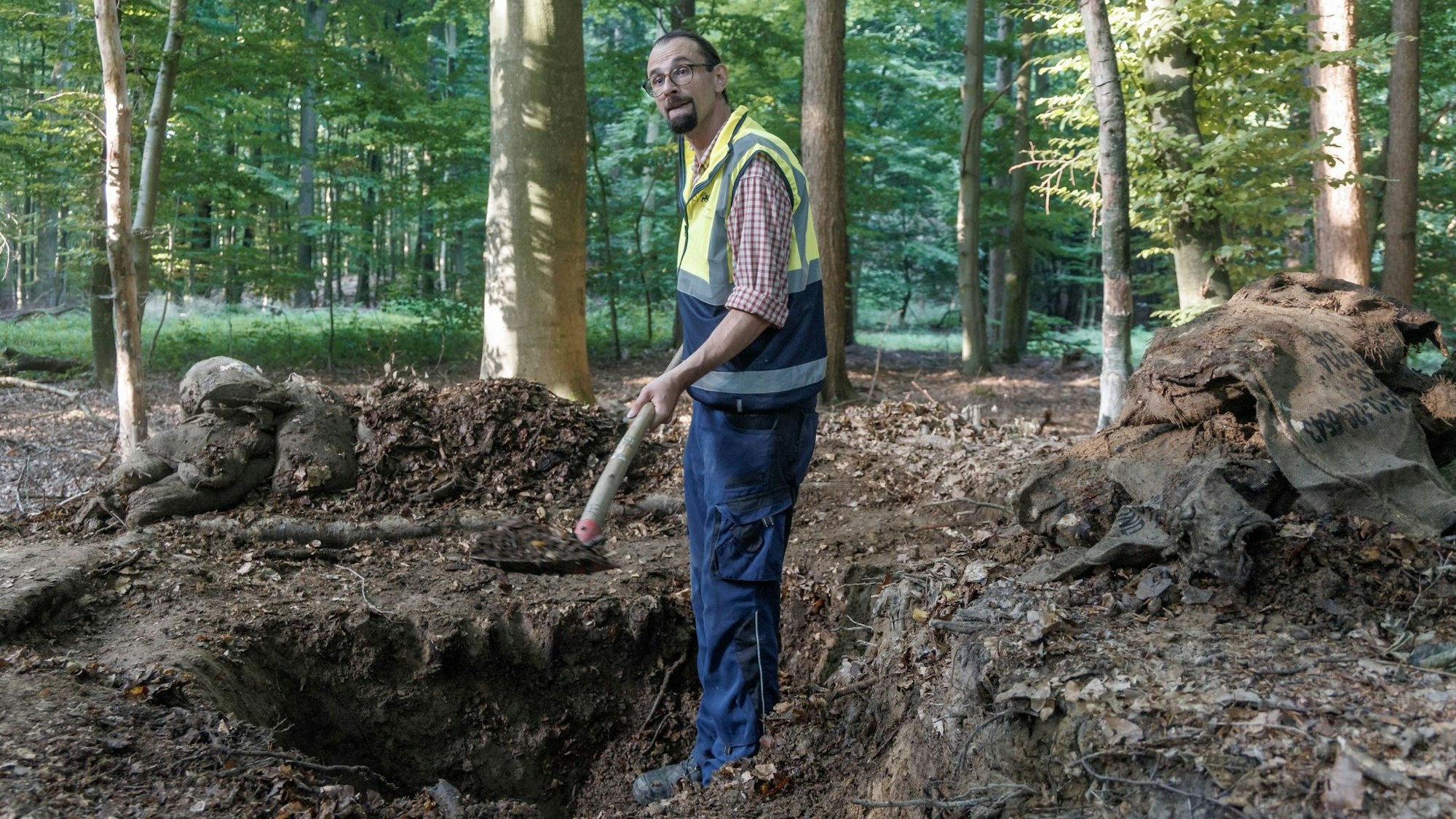 Grabungsleiter Christoph Unglaub sagt, das Denkmal sei zum Teil zerstört worden.