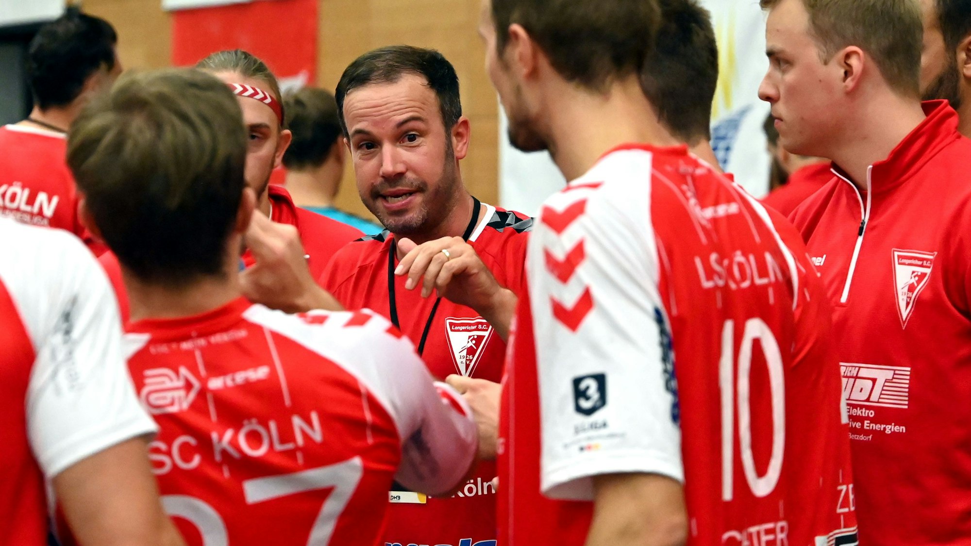 Handball
SC Longerich - Krefeld
mitte: TR: Chris Stark (Longerich)
Foto: Uli Herhaus