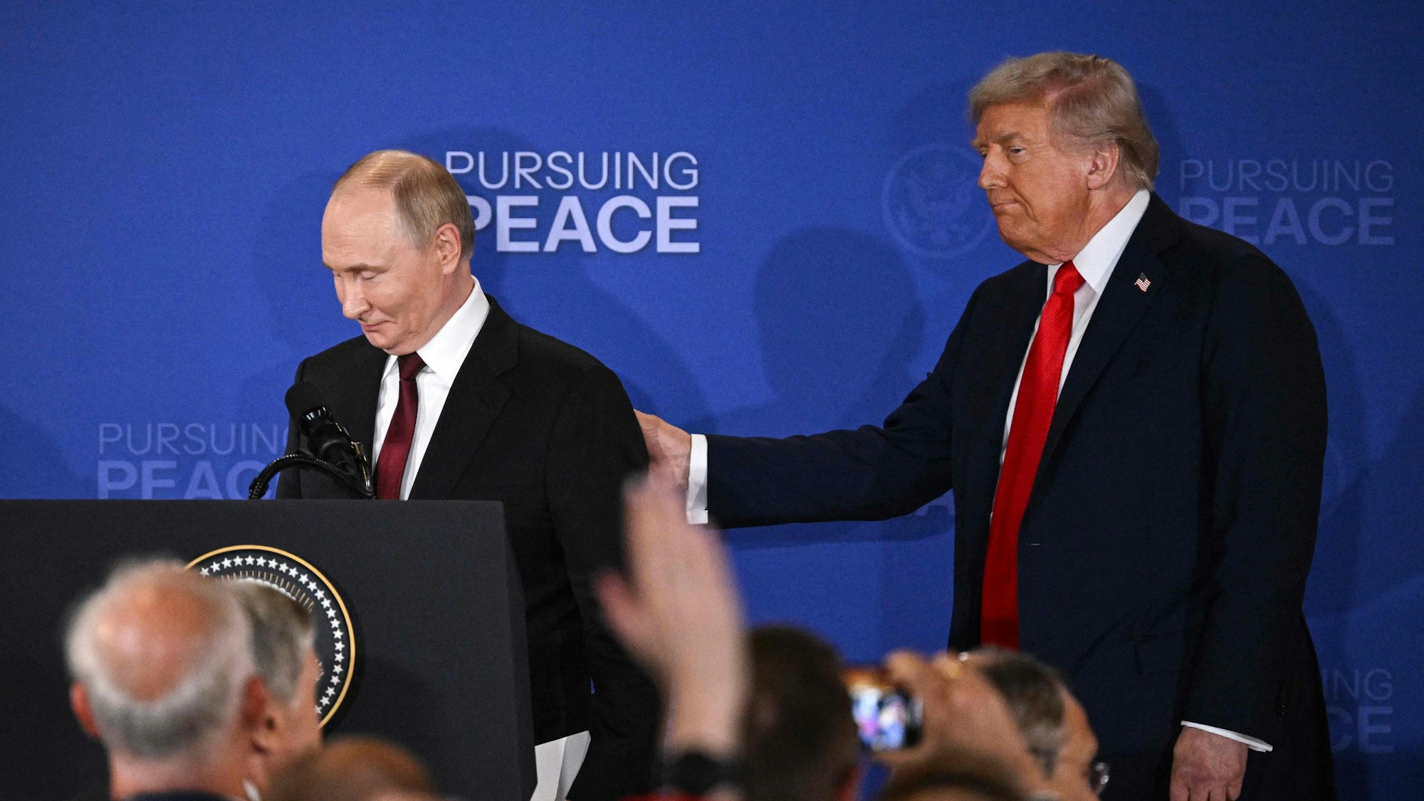 Trump hofiert Putin beim Ukraine-Gipfel.