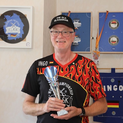 Das Foto zeigt Ingo Ebel mit einem Pokal in der Hand