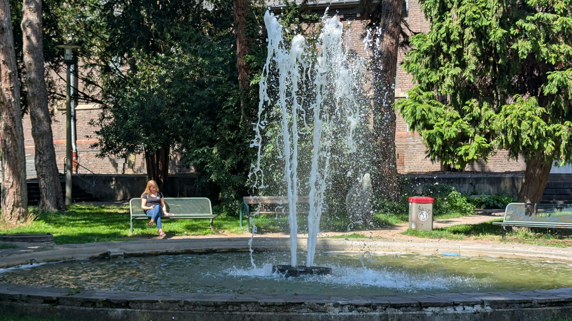 Der Hubertusbrunnen vor der Pfarrkirche St. Katharina in Hürth.