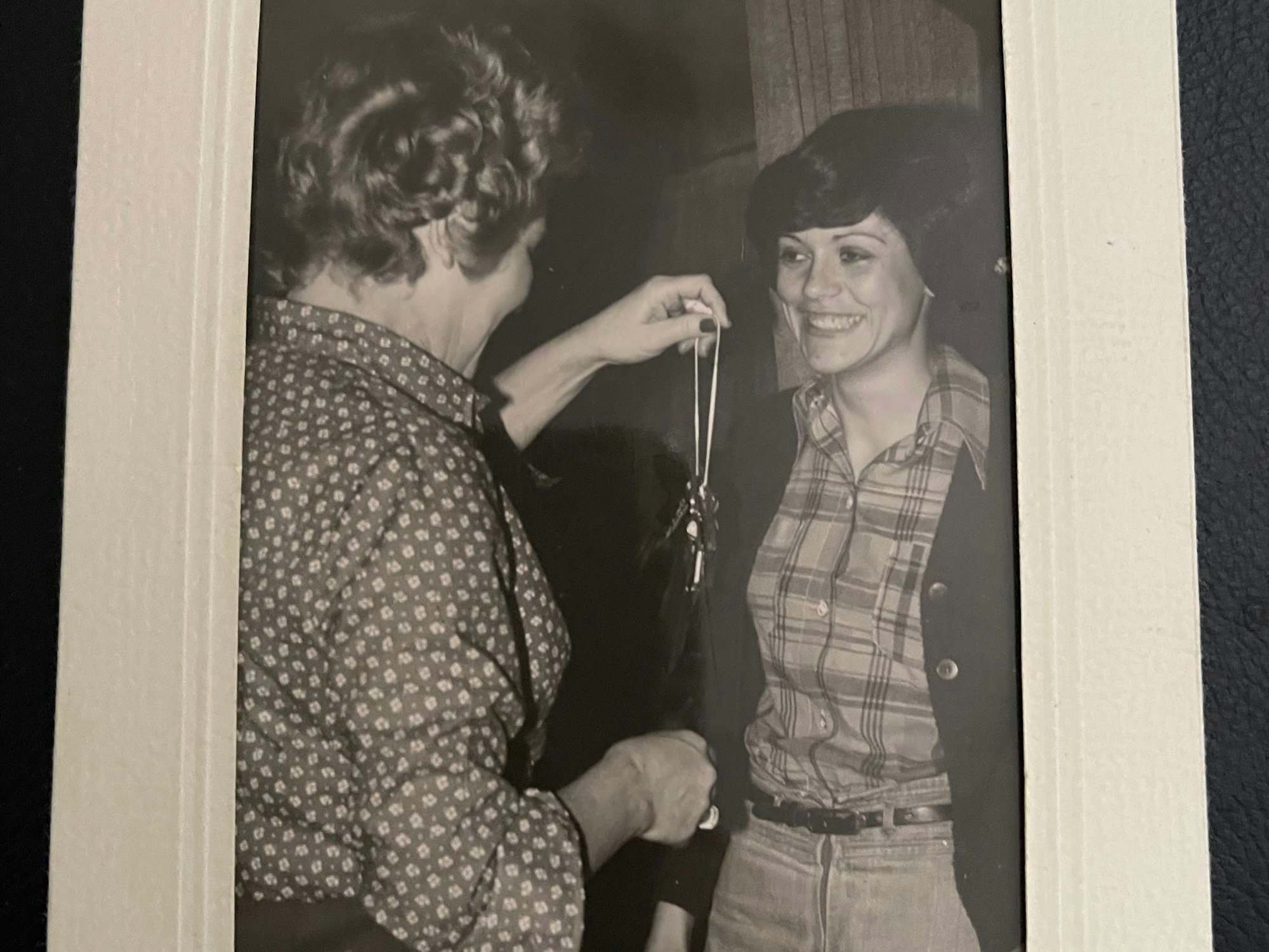 Das Schwarz-Weiß-Bild zeigt Martha Bungart, der eine andere Frau einen Schlüssel übergibt.