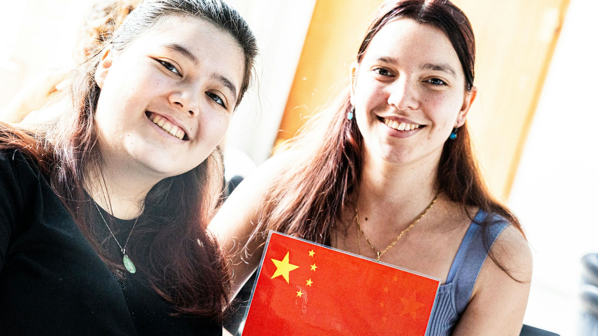 Angelina Schwiertz (links) und Khadija Ayadi sind von ihrem Freiwilligendienst aus China zurückgekehrt.