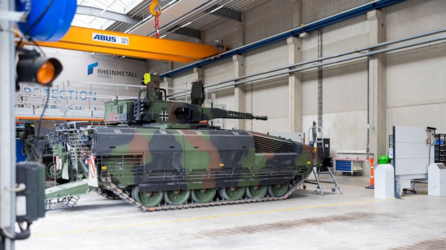 Ein Schützenpanzer vom Typ Puma für die Bundeswehr steht in einer Fertigungshalle im Rheinmetall-Werk Unterlüß.