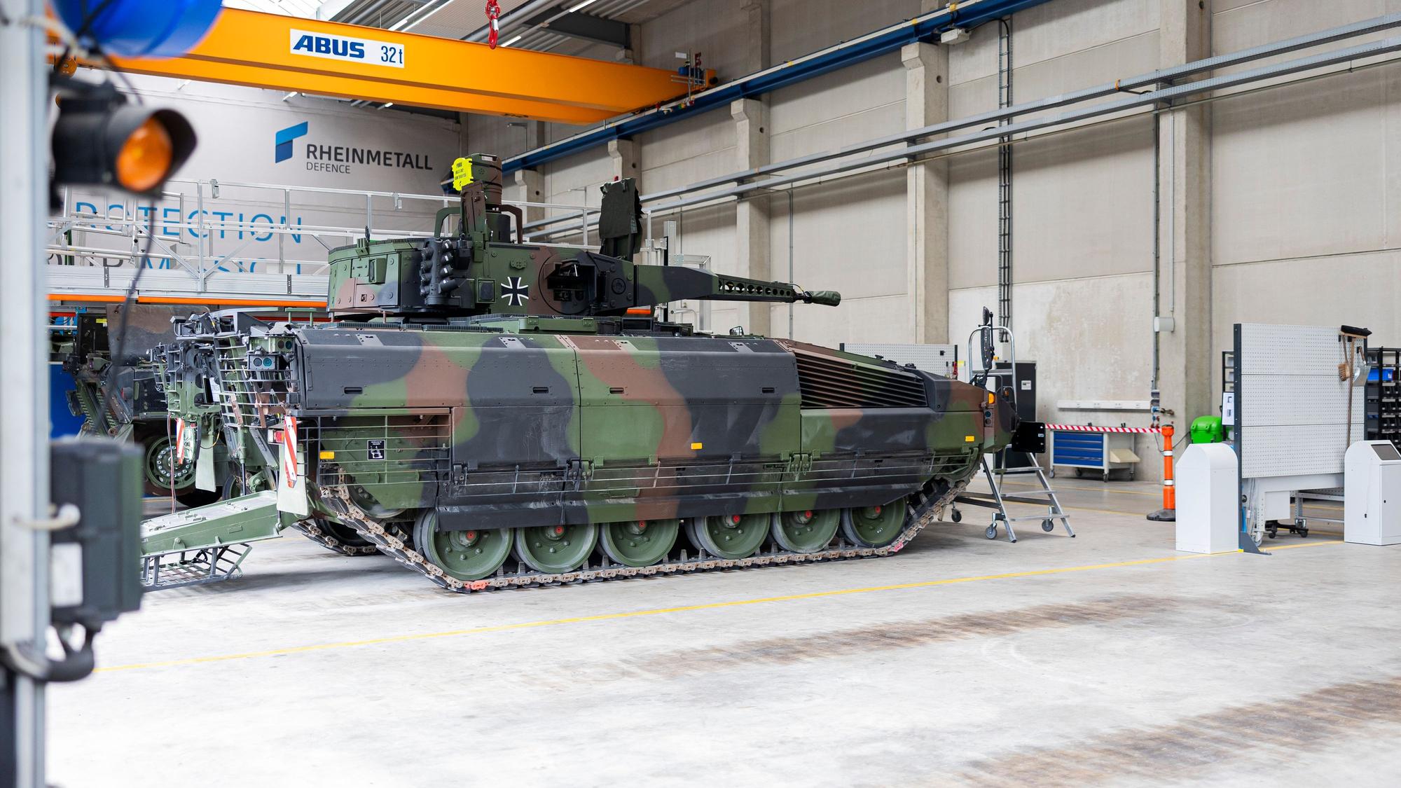 Ein Schützenpanzer vom Typ Puma für die Bundeswehr steht in einer Fertigungshalle im Rheinmetall-Werk Unterlüß.