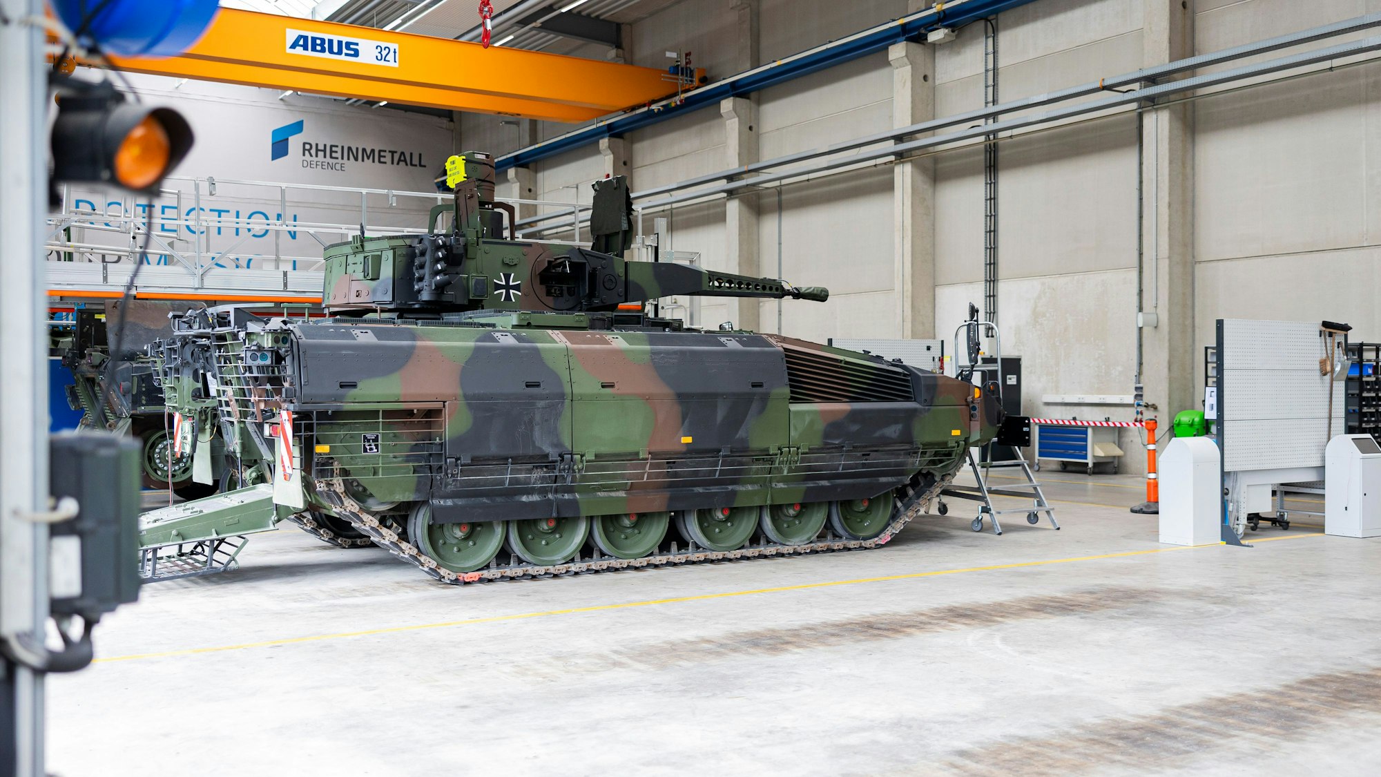 Ein Schützenpanzer vom Typ Puma für die Bundeswehr steht in einer Fertigungshalle im Rheinmetall-Werk Unterlüß.