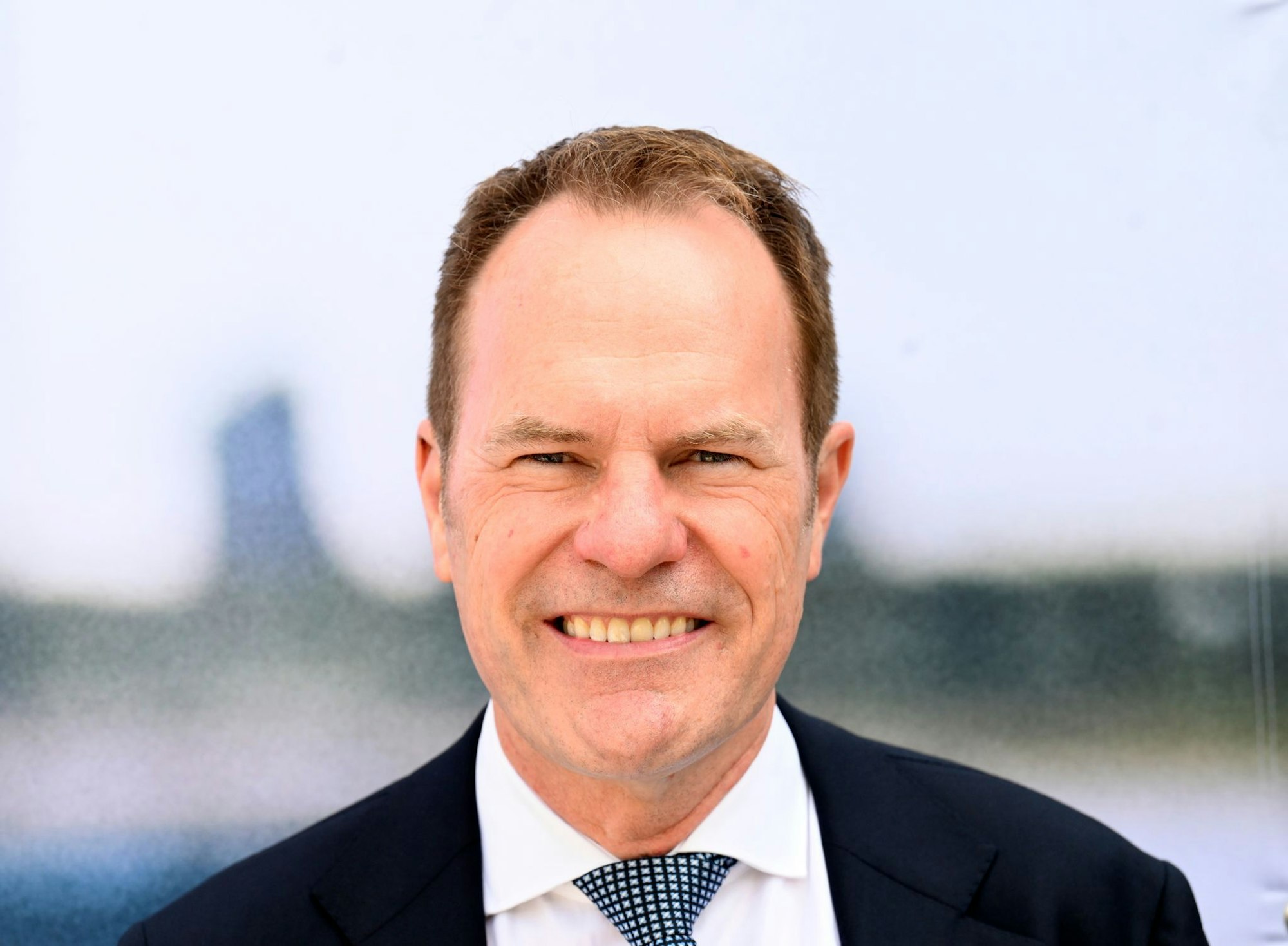 Düsseldorfs Oberbürgermeister Stephan Keller (CDU) verteidigt das Badeverbot im Rhein. (Archivbild)