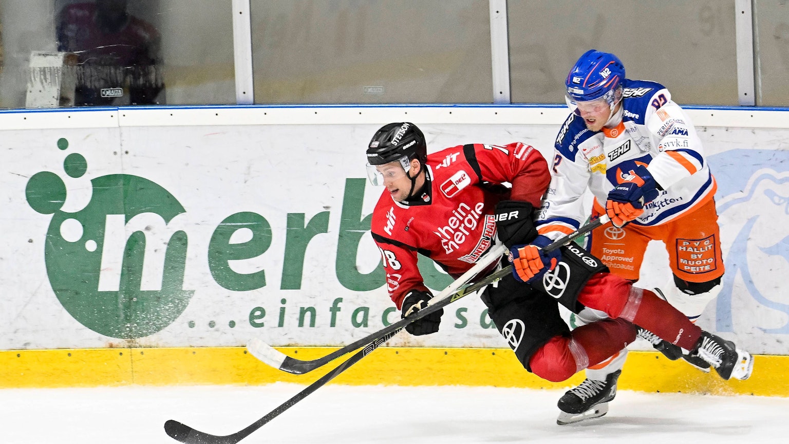 Harte Zweikämpfe: Tapparas Eetu Tuulola (r.) gegen Haie-Stürmer Dominik Bokk.