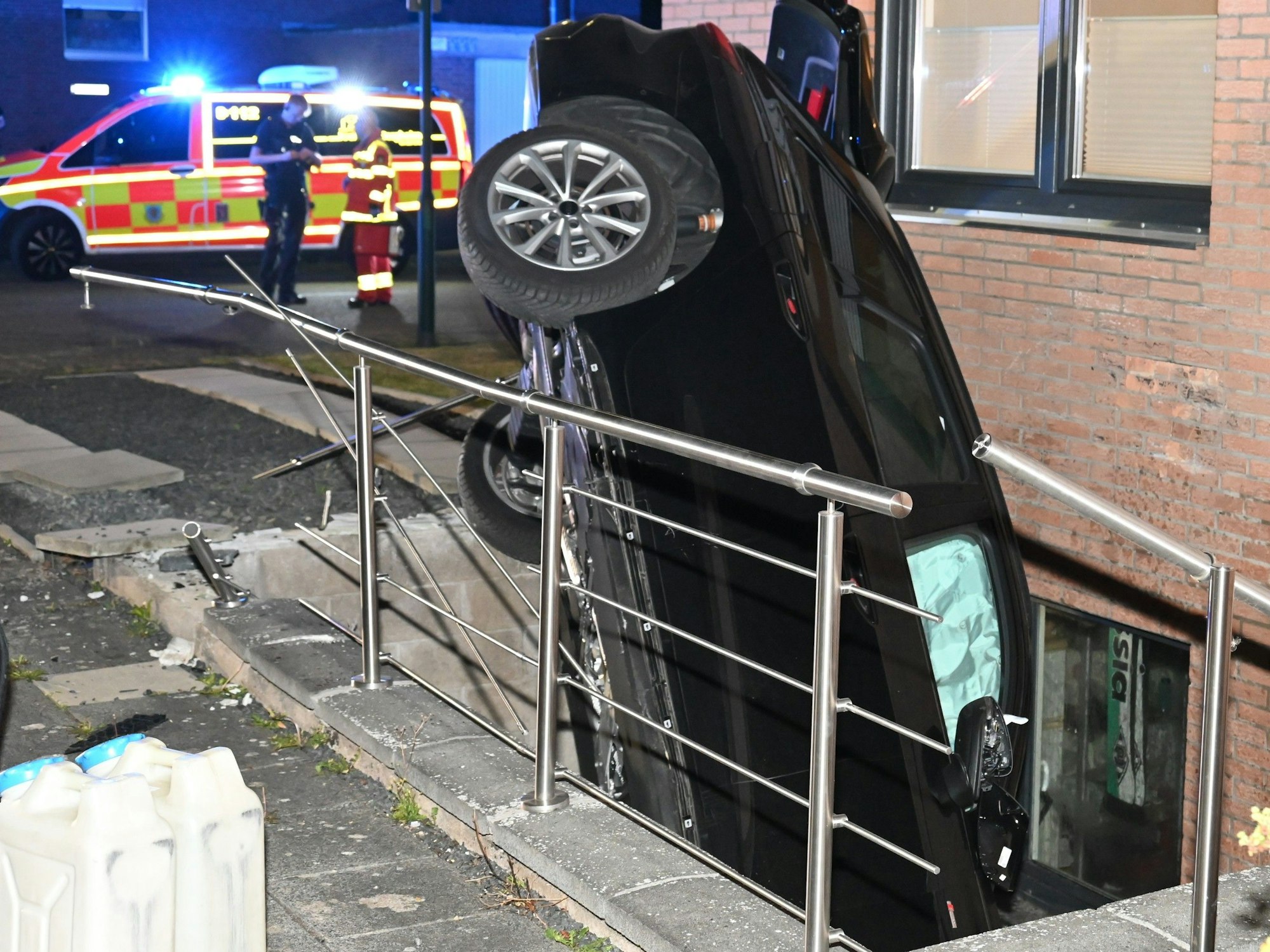 Das Bild zeigt den Wagen in einem Kellertreppenabgang.