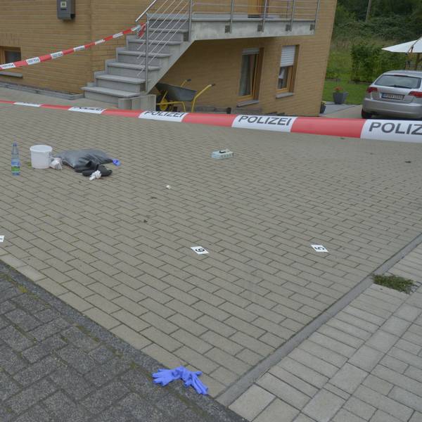 Vor der Unterkunft in Brüchermühle wurde das lebensgefährlich verletzte Opfer von einem Anwohner gefunden.