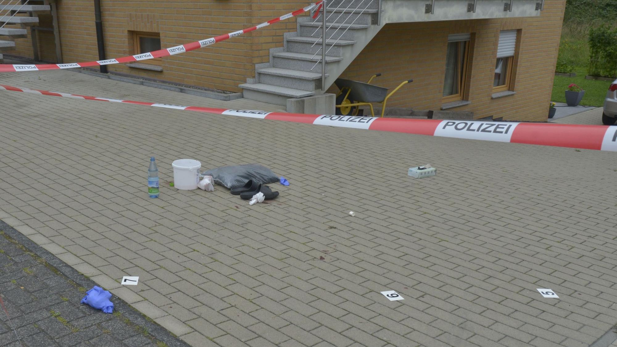 Vor der Unterkunft in Brüchermühle wurde das lebensgefährlich verletzte Opfer von einem Anwohner gefunden.