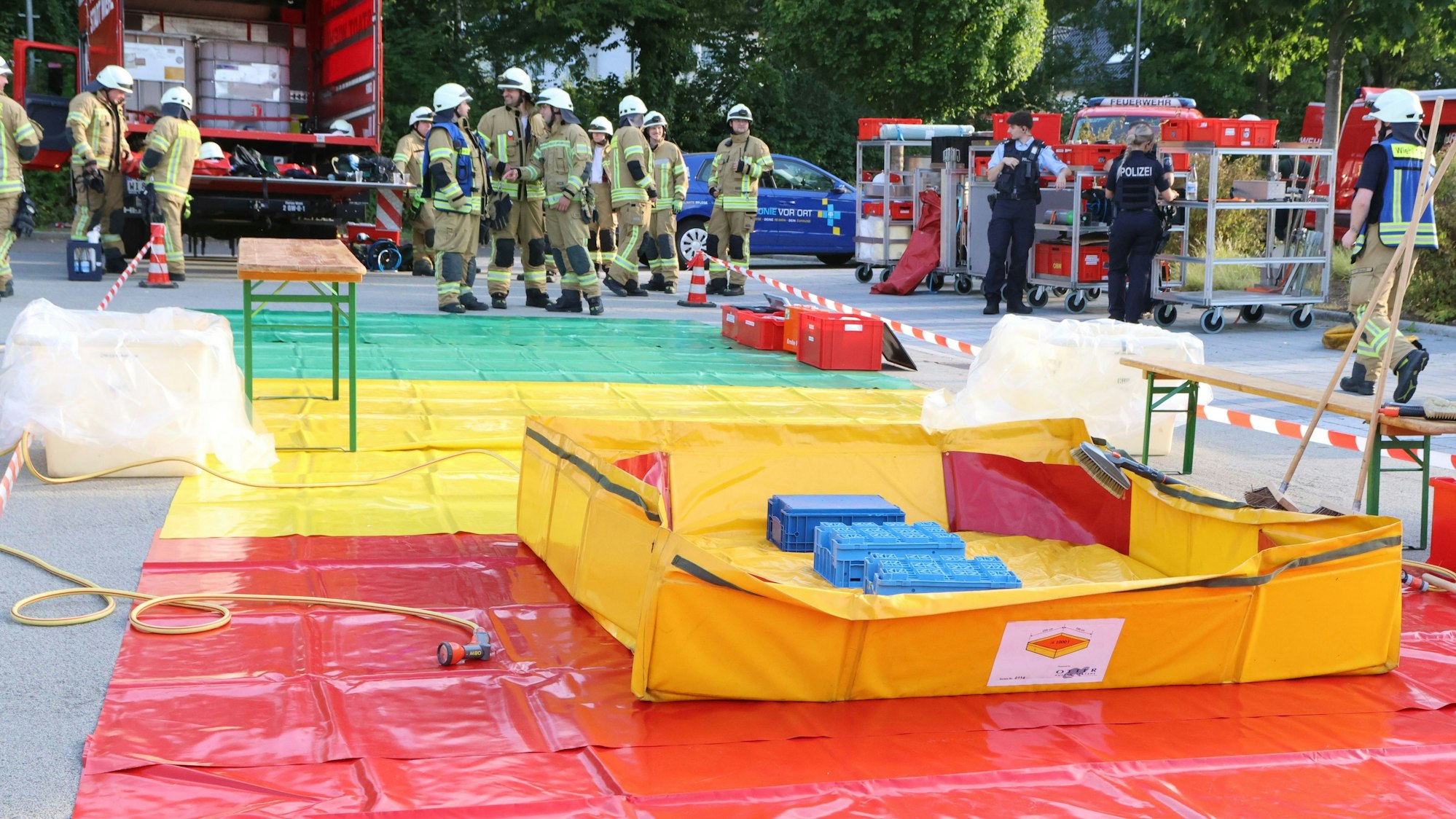 Eine Dekontamenationstrecke hatte die Feuerwehr vorsorglich aufgebaut, sie wurde nicht benötigt.