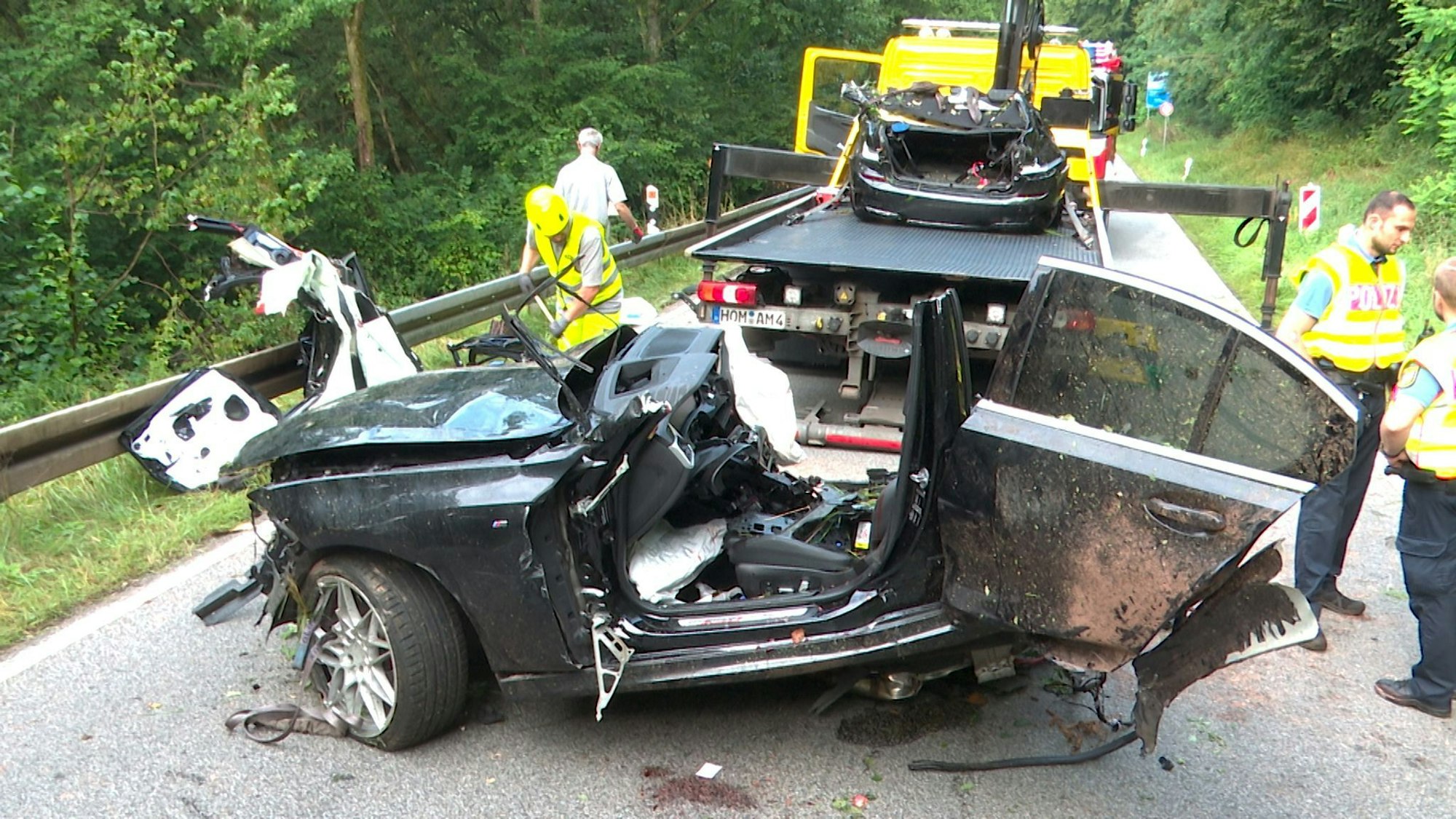 Zwei junge Menschen sterben bei dem Unfall auf der Landstraße.