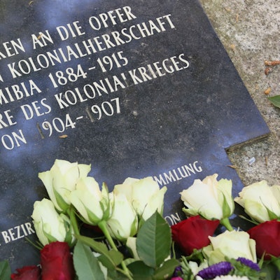 Blumen liegen auf dem Garnisonsfriedhof in Berlin am Gedenkstein für die Opfer der deutschen Kolonialherrschaft im heutigen Namibia. (Archivbild)
